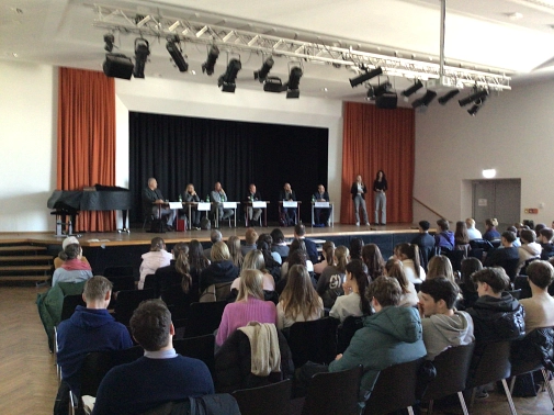 Podiumsdiskussion am MCG Direktkandidaten stellen sich Fragen der Schülerinnen und Schüler © Matthias-Claudius-Gymnasium